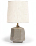 **Moderne Tafellamp met Geometrische Basis en Stoffen Lampscherm**